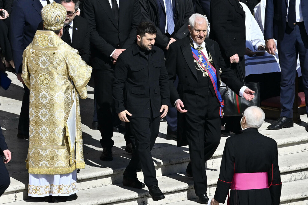 VIDEO. Volodimir Zelenski a fost aplaudat de mulțime în timp ce participa la funeraliile Papei Francisc la Roma - Imaginea 3