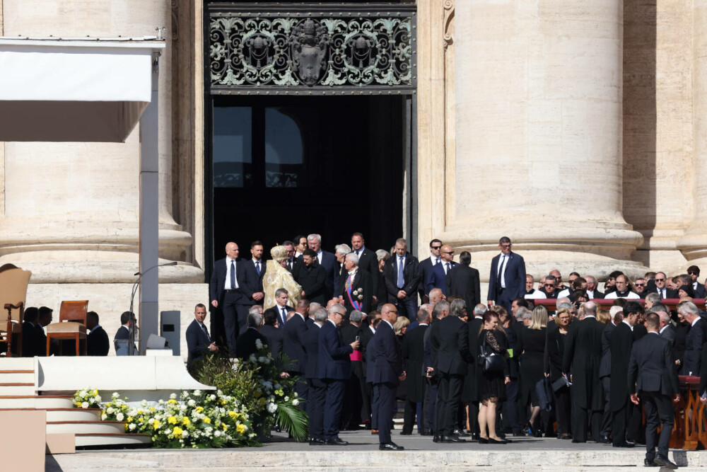 VIDEO. Volodimir Zelenski a fost aplaudat de mulțime în timp ce participa la funeraliile Papei Francisc la Roma - Imaginea 6