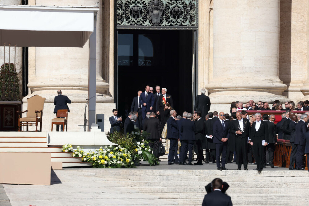 Prinţul William l-a reprezentat pe Regele Charles al III-lea la funeraliile Papei Francisc. FOTO - Imaginea 6
