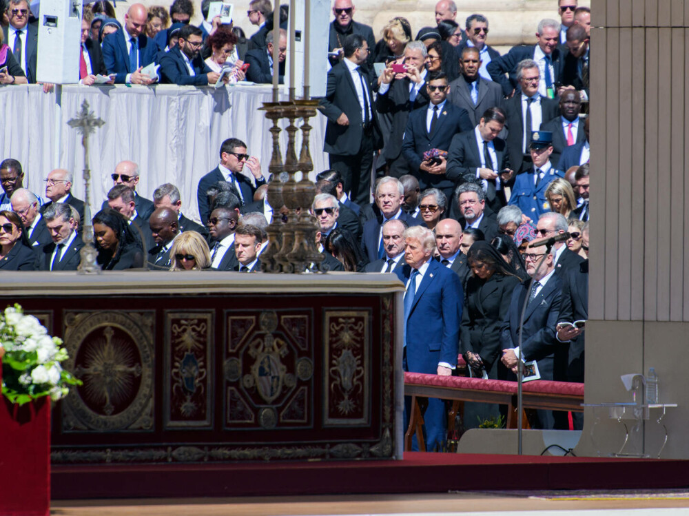 FOTO. Președintele Ilie Bolojan, așezat lângă președintele SUA, Donald Trump, la înmormântarea Papei Francisc - Imaginea 2