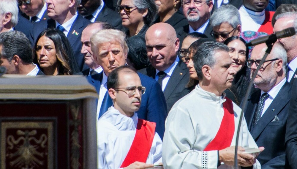 FOTO. Președintele Ilie Bolojan, așezat lângă președintele SUA, Donald Trump, la înmormântarea Papei Francisc - Imaginea 3