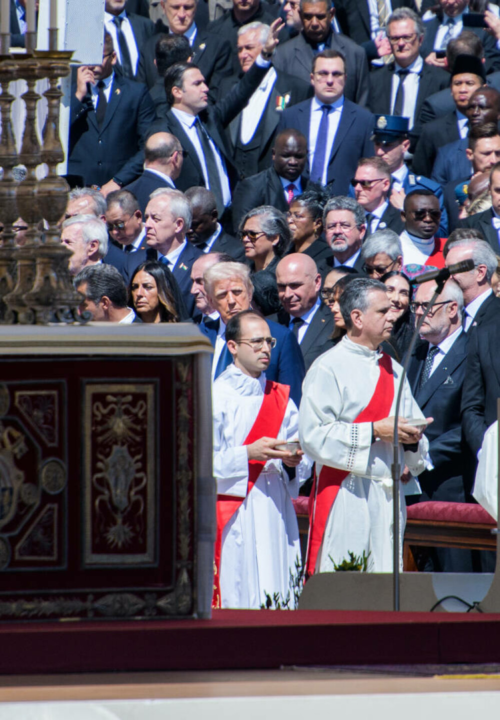 FOTO. Președintele Ilie Bolojan, așezat lângă președintele SUA, Donald Trump, la înmormântarea Papei Francisc - Imaginea 4