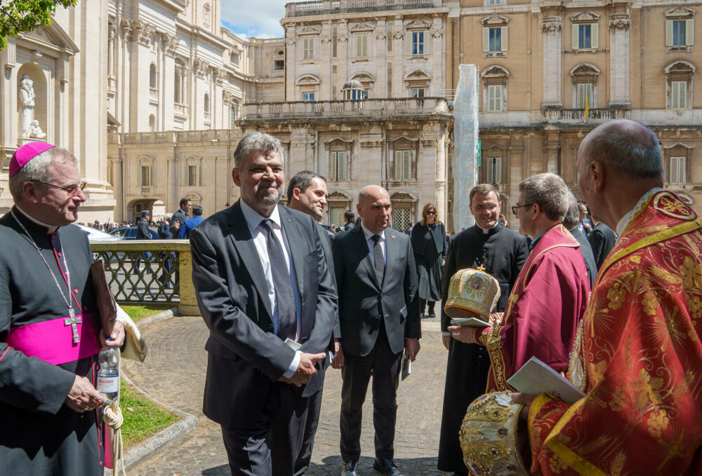FOTO. Președintele Ilie Bolojan, așezat lângă președintele SUA, Donald Trump, la înmormântarea Papei Francisc - Imaginea 5