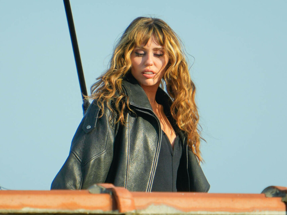 Miley Cyrus, îndrăzneață pe străzile din Paris. Cum a fost surprinsă de paparazzi într-o ținută nonconformistă. FOTO - Imaginea 4