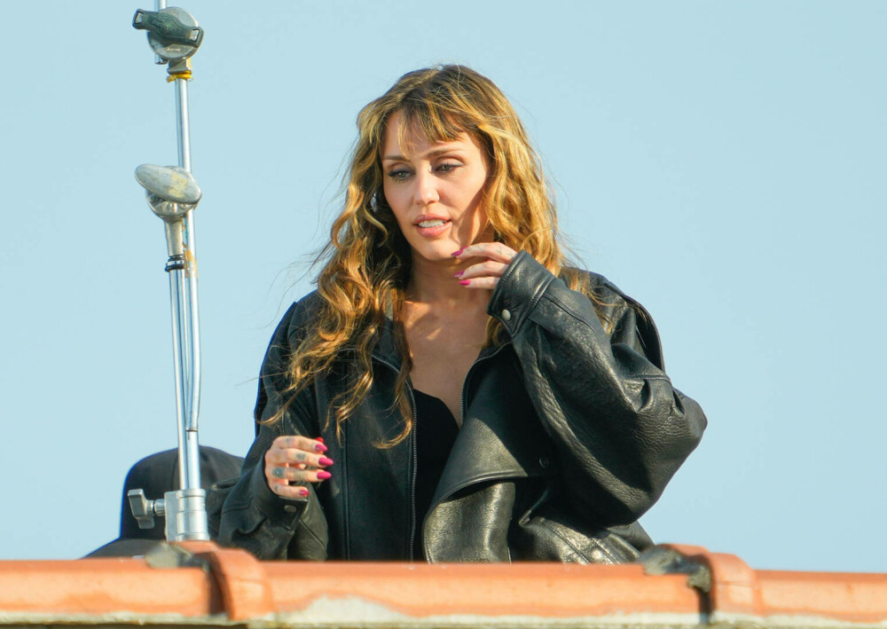 Miley Cyrus, îndrăzneață pe străzile din Paris. Cum a fost surprinsă de paparazzi într-o ținută nonconformistă. FOTO - Imaginea 5