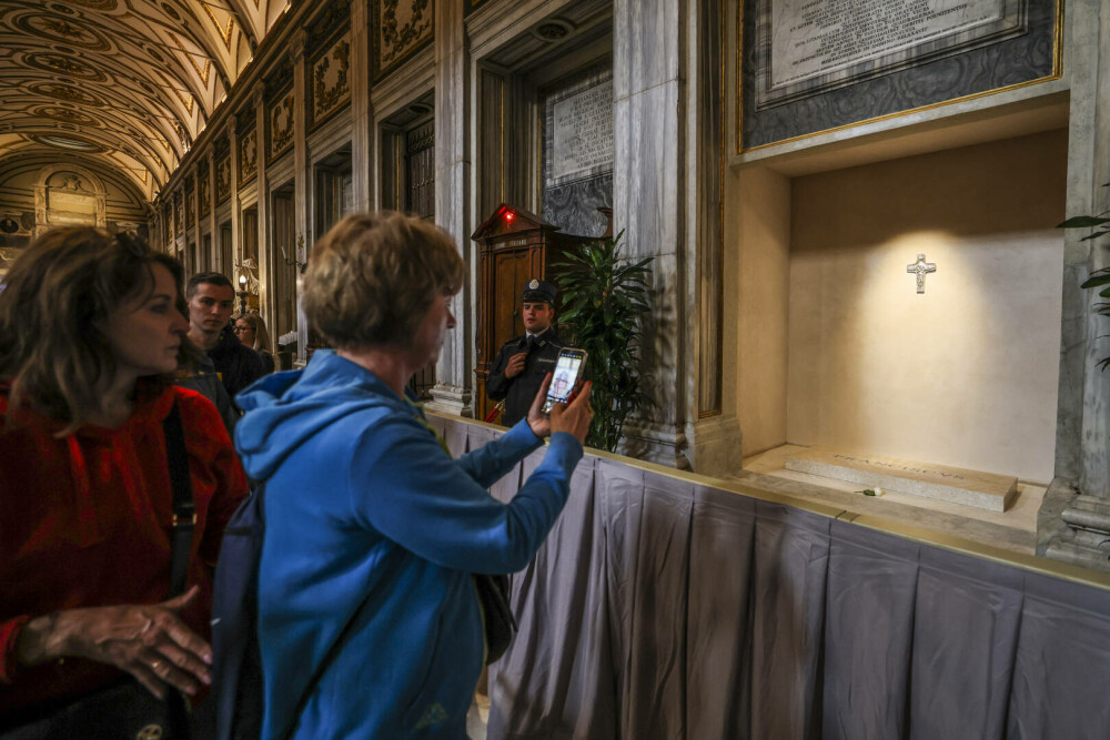 Mormântul Papei Francisc din bazilica Santa Maria Maggiore a fost deschis publicului. FOTO - Imaginea 11