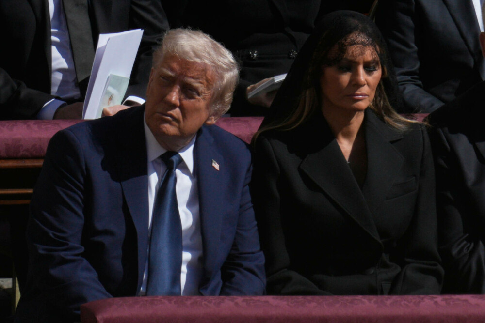 Donald Trump, salvat de o gafă imensă de Melania. Ce i-ar fi șoptit soția sa la ureche în timpul funeraliilor Papei Francisc - Imaginea 12