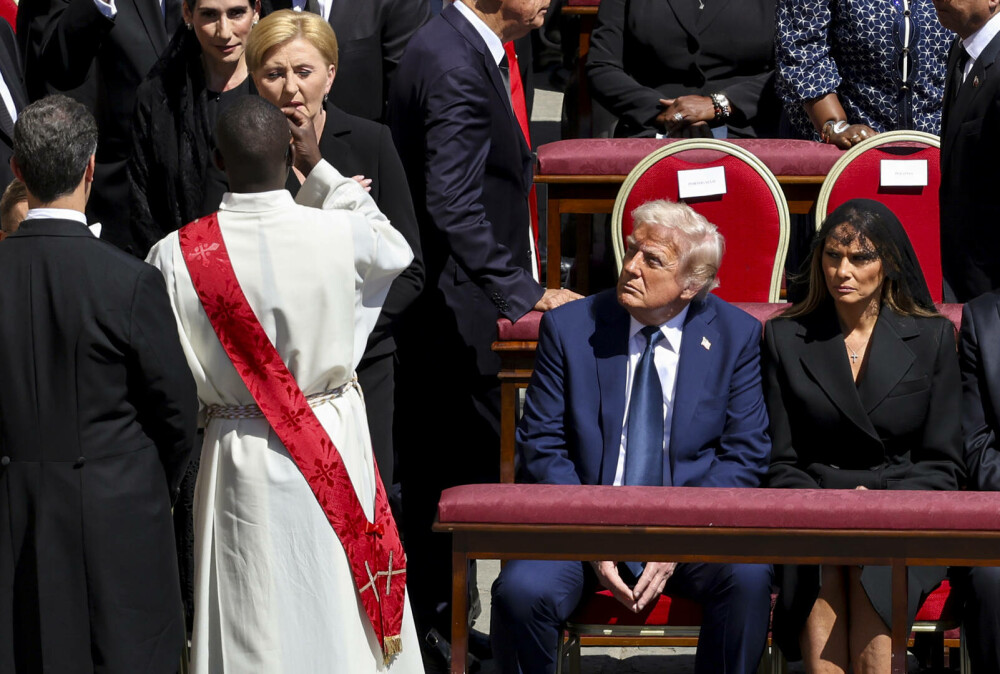 Donald Trump, salvat de o gafă imensă de Melania. Ce i-ar fi șoptit soția sa la ureche în timpul funeraliilor Papei Francisc - Imaginea 13