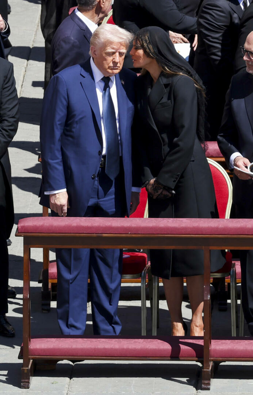 Donald Trump, salvat de o gafă imensă de Melania. Ce i-ar fi șoptit soția sa la ureche în timpul funeraliilor Papei Francisc - Imaginea 14