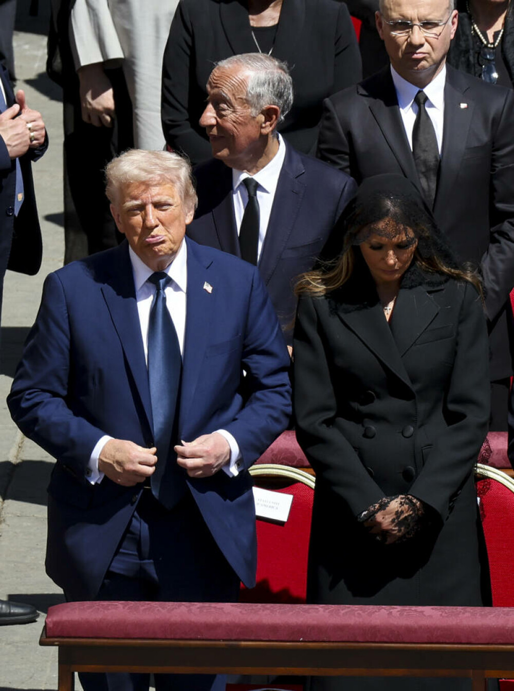 Donald Trump, salvat de o gafă imensă de Melania. Ce i-ar fi șoptit soția sa la ureche în timpul funeraliilor Papei Francisc - Imaginea 15