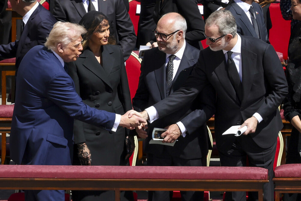 Donald Trump, salvat de o gafă imensă de Melania. Ce i-ar fi șoptit soția sa la ureche în timpul funeraliilor Papei Francisc - Imaginea 16