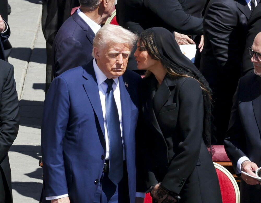 Donald Trump, salvat de o gafă imensă de Melania. Ce i-ar fi șoptit soția sa la ureche în timpul funeraliilor Papei Francisc - Imaginea 17