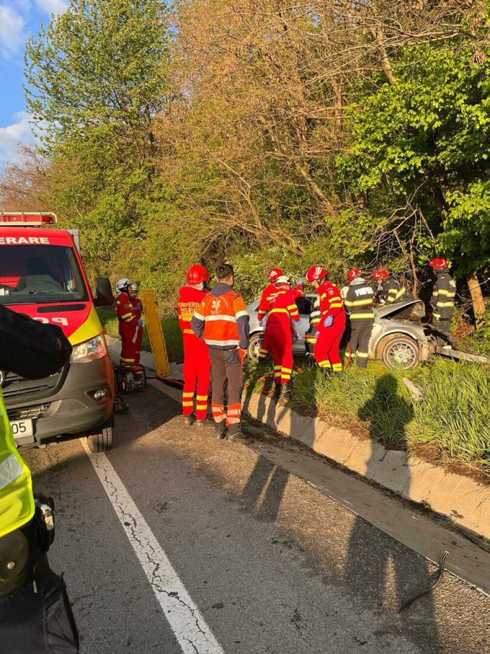 Grav accident în județul Sibiu, cu trei mașini. Un bărbat de 26 de ani a rămas încarcerat - Imaginea 1