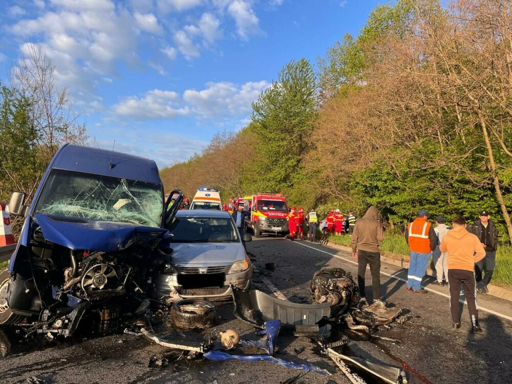 Grav accident în județul Sibiu, cu trei mașini. Un bărbat de 26 de ani a rămas încarcerat - Imaginea 2