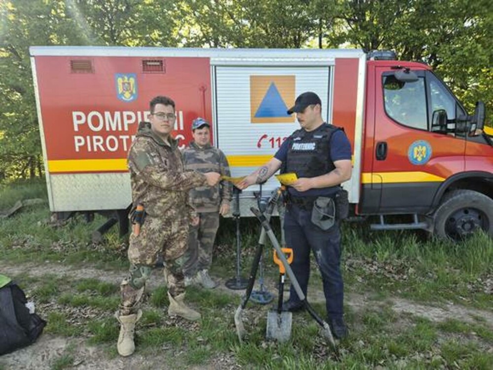 Mai mulți căutători de comori au făcut o descoperire neașteptată în Iaşi, într-o zonă preferată de turişti. FOTO - Imaginea 1