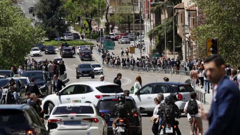 Scenariile luate în calcul pentru pana masivă de curent din Spania și Portugalia. Polițiștii au împânzit străzile noaptea - Imaginea 1