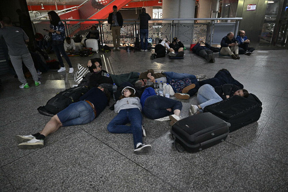 Scenariile luate în calcul pentru pana masivă de curent din Spania și Portugalia. Polițiștii au împânzit străzile noaptea - Imaginea 5