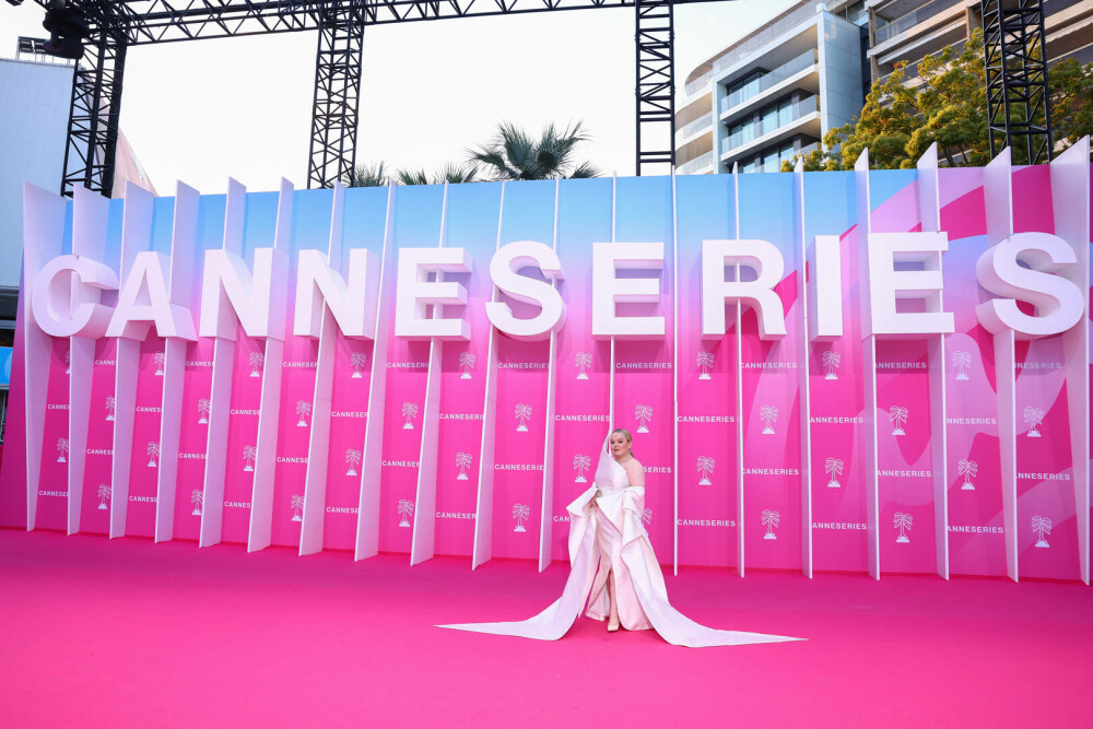 Ce ținută atipică a ales Nicola Coughlan, Penelope din Bridgerton, la Festivalul Canneseries. GALERIE FOTO - Imaginea 9