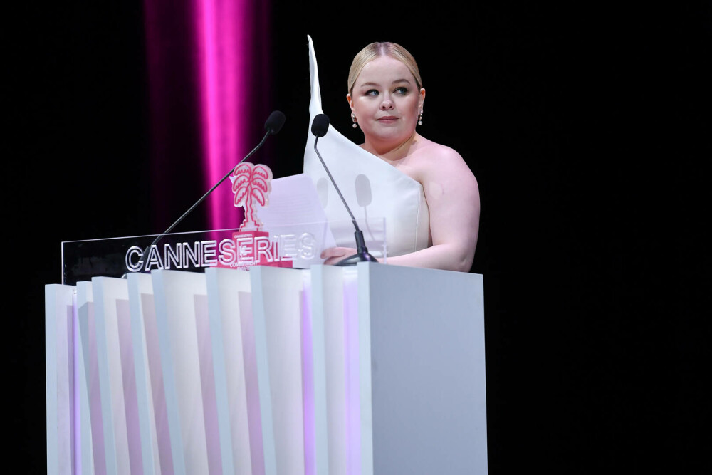 Ce ținută atipică a ales Nicola Coughlan, Penelope din Bridgerton, la Festivalul Canneseries. GALERIE FOTO - Imaginea 13