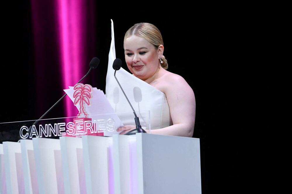 Ce ținută atipică a ales Nicola Coughlan, Penelope din Bridgerton, la Festivalul Canneseries. GALERIE FOTO - Imaginea 15
