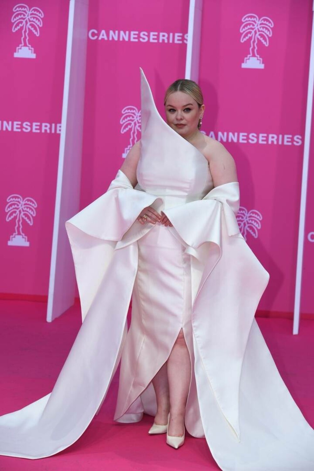 Ce ținută atipică a ales Nicola Coughlan, Penelope din Bridgerton, la Festivalul Canneseries. GALERIE FOTO - Imaginea 28