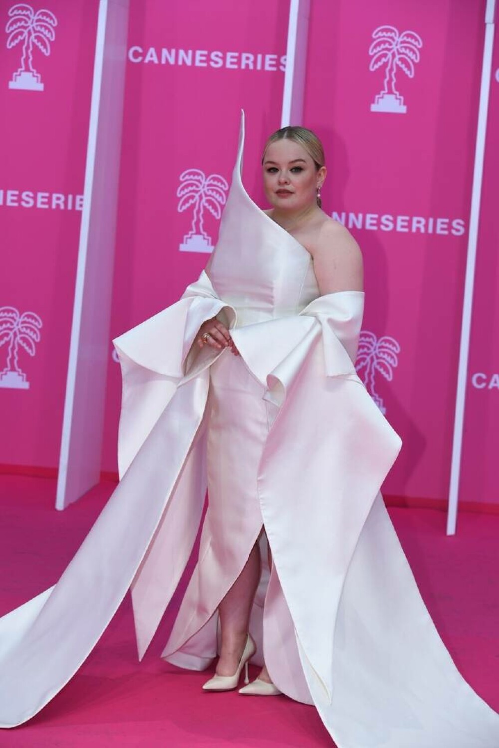 Ce ținută atipică a ales Nicola Coughlan, Penelope din Bridgerton, la Festivalul Canneseries. GALERIE FOTO - Imaginea 31