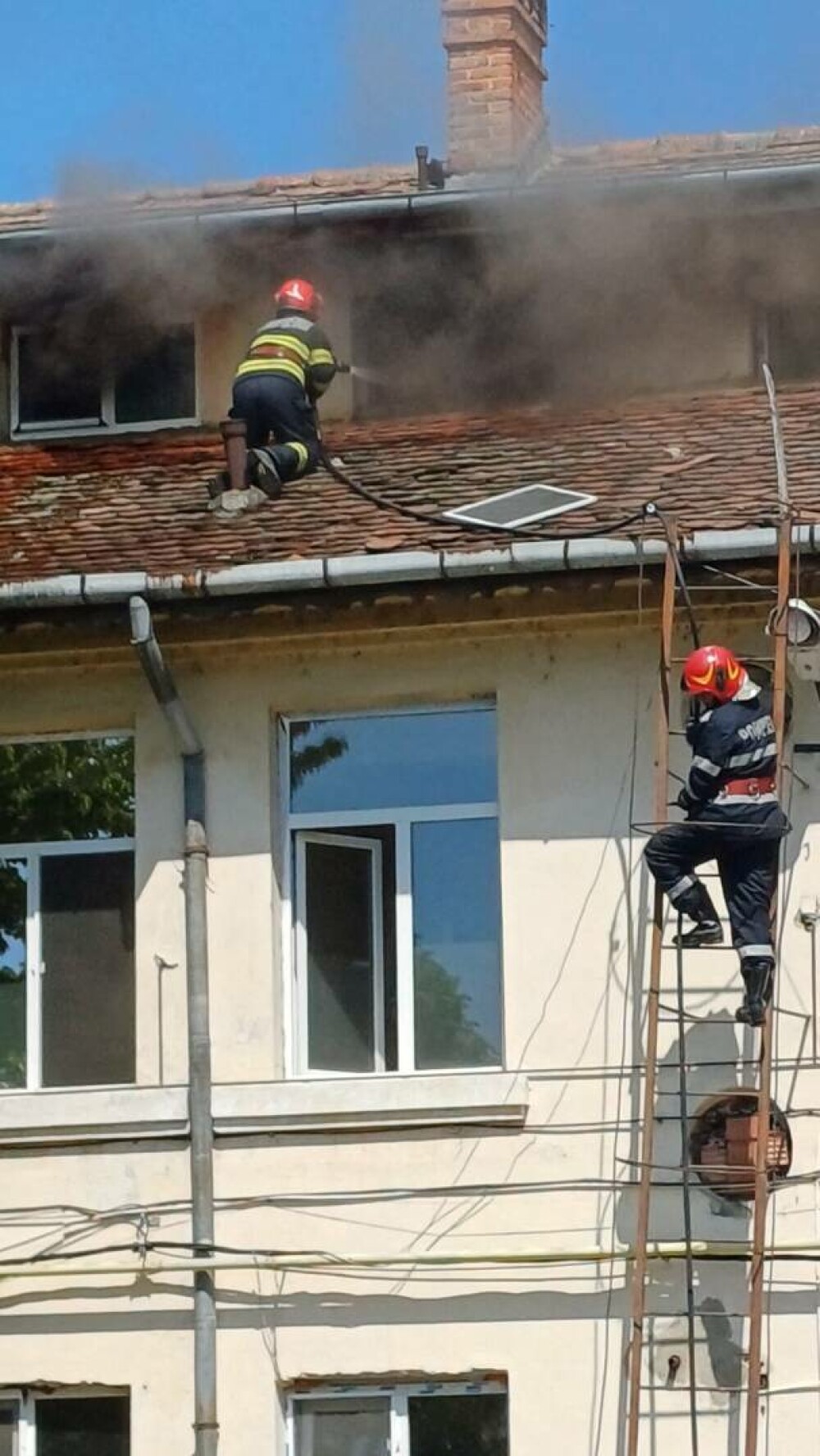 Incendiu la Spitalul CFR Paşcani. Autoritățile au declanşat Planul Roşu de Intervenţie. Peste 60 de pacienţi, evacuaţi - Imaginea 4