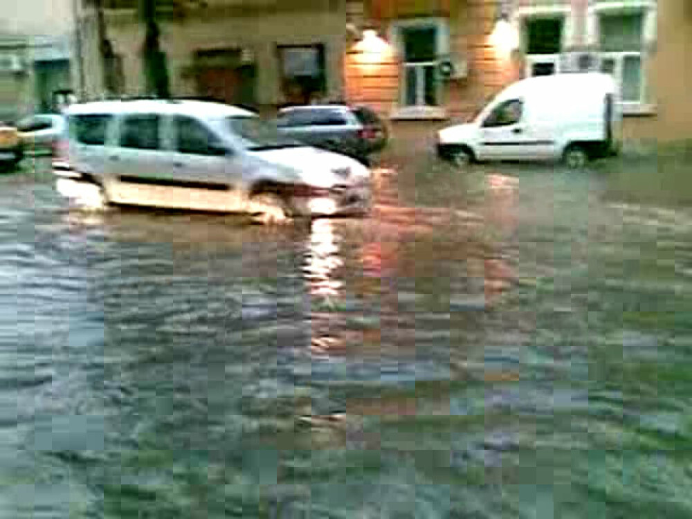 Potop in aproape toata Romania! Ploi, vant si grindina! VEZI VIDEO! - Imaginea 1