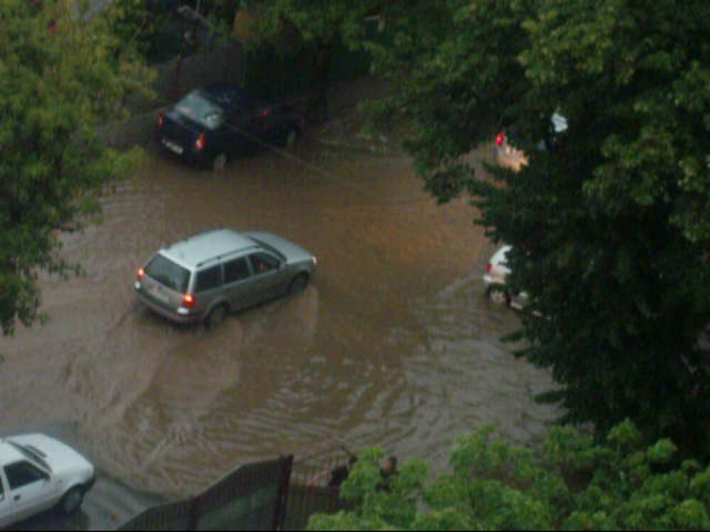 Potop in aproape toata Romania! Ploi, vant si grindina! VEZI VIDEO! - Imaginea 3