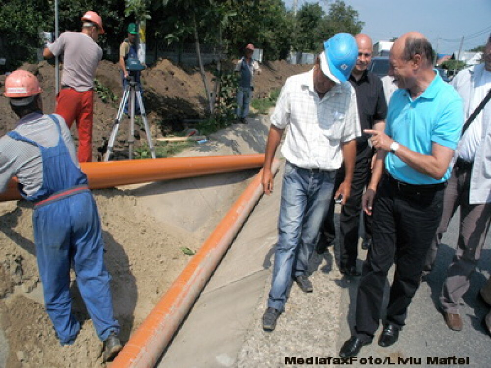 Presedintele Basescu e in Moldova sa verifice lucrarile la diguri - Imaginea 1