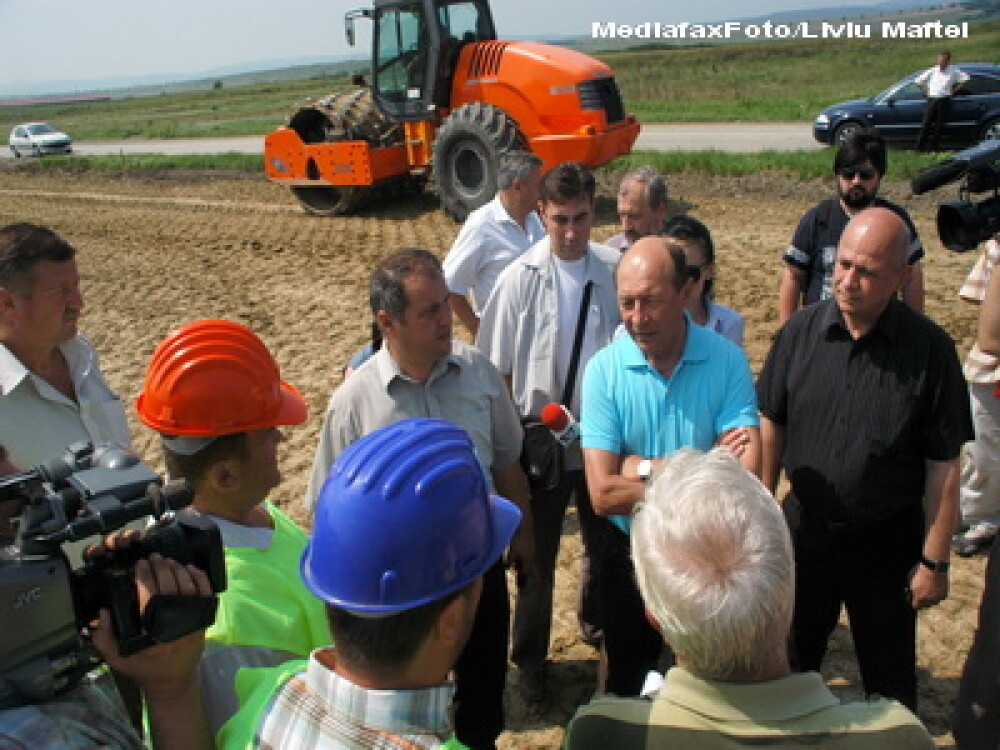 Presedintele Basescu e in Moldova sa verifice lucrarile la diguri - Imaginea 2