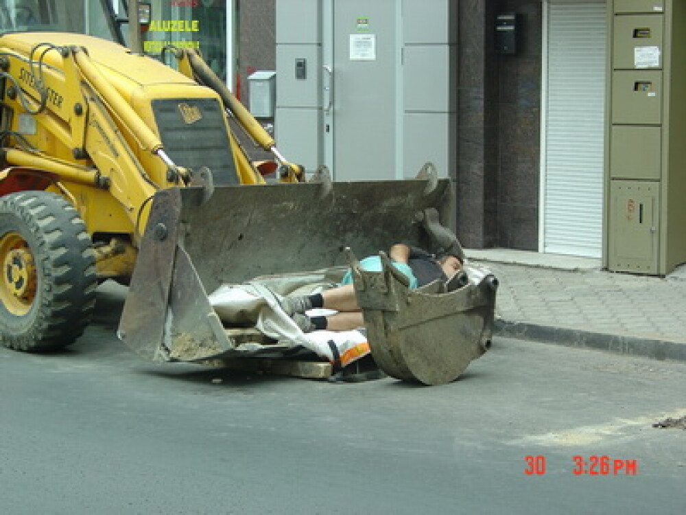 Culmea muncitoreasca in Romania: sa dormi in cupa excavatorului! - Imaginea 1