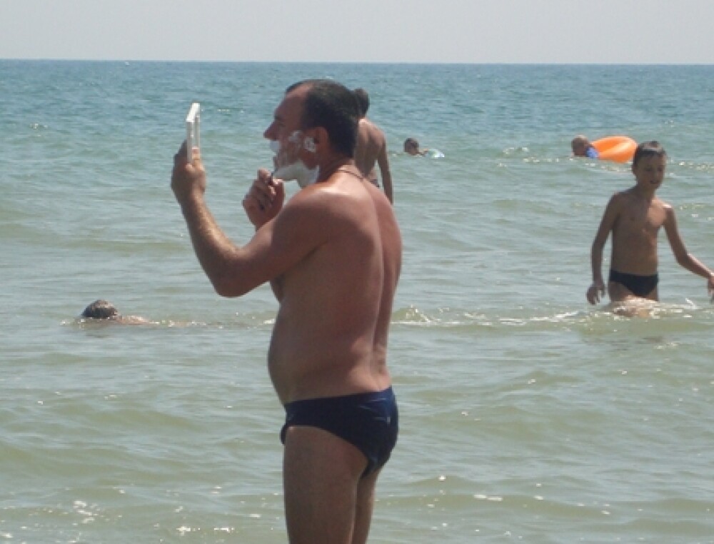 FOTO: Ce crezi ca face un barbat din Republica Moldova pe malul Marii Negre? - Imaginea 1
