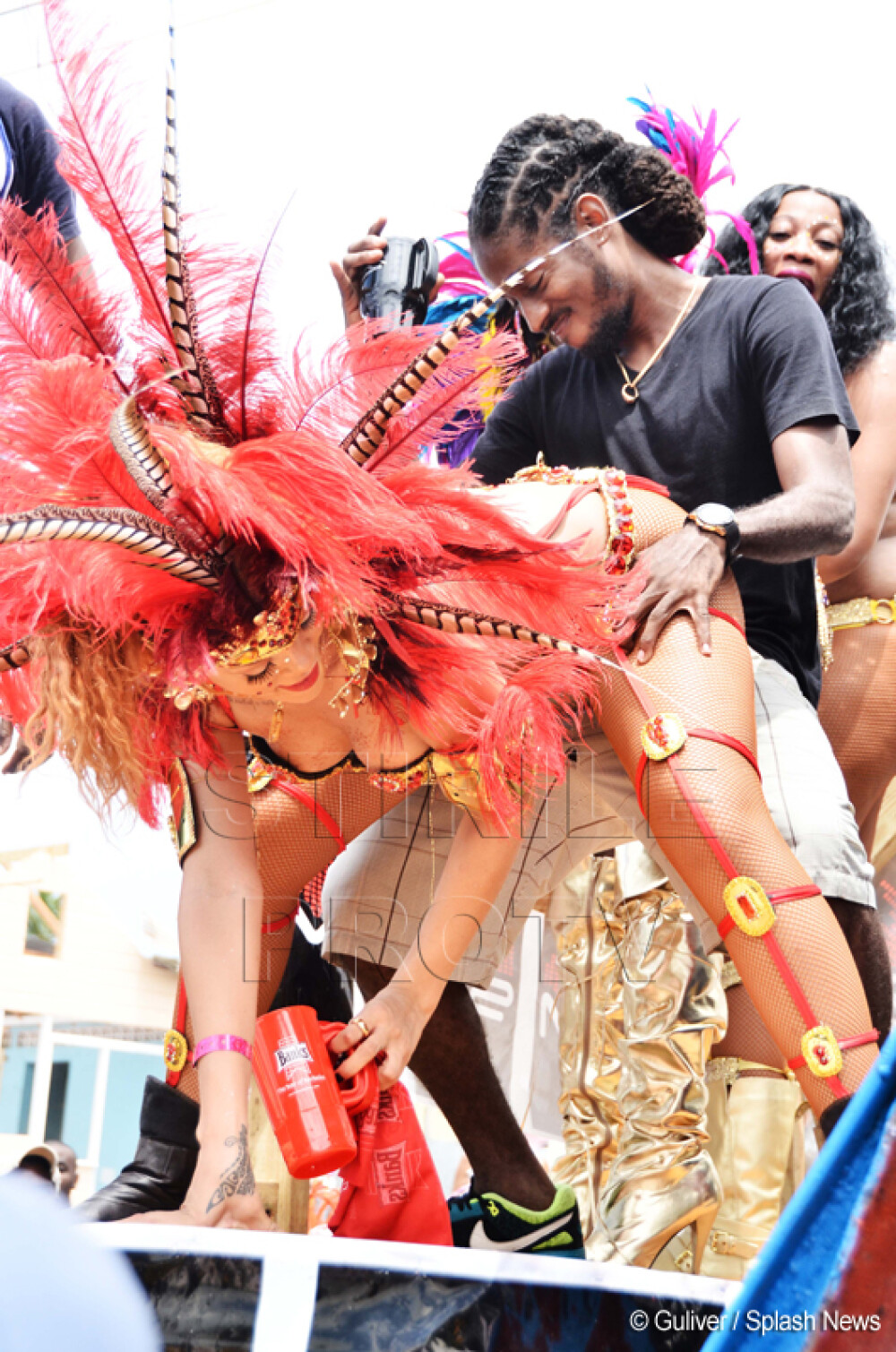 Fara inhibitii. Rihanna incita imaginatia barbatilor, la carnavalul din Barbados. GALERIE FOTO - Imaginea 4