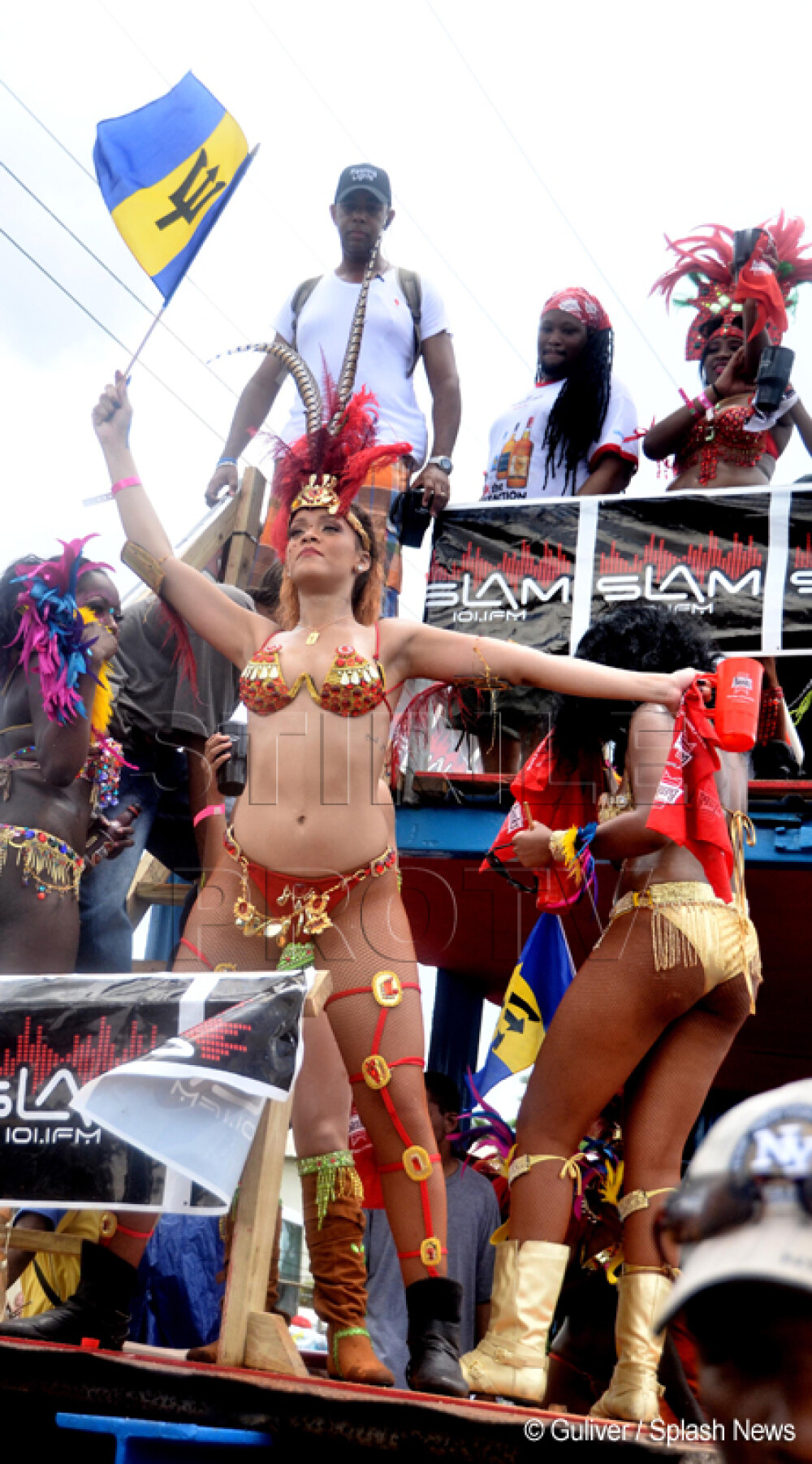 Fara inhibitii. Rihanna incita imaginatia barbatilor, la carnavalul din Barbados. GALERIE FOTO - Imaginea 2
