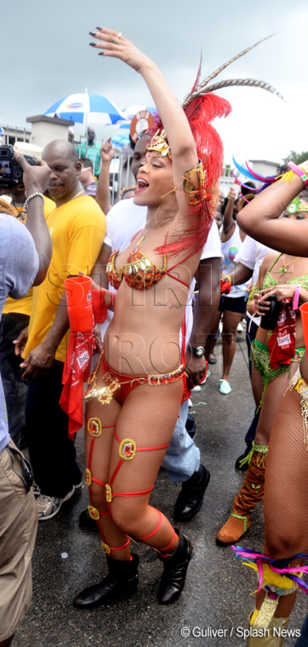 Fara inhibitii. Rihanna incita imaginatia barbatilor, la carnavalul din Barbados. GALERIE FOTO - Imaginea 3