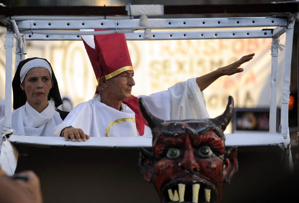 Papa Benedict si-a inceput vizita controversata in Spania. Tensiune la Madrid - Imaginea 5