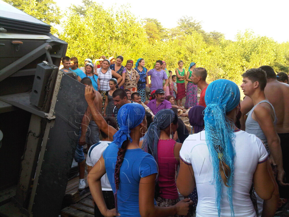 Jaf la drumul mare in Cotofenii din Fata. Zeci de tigani au furat dintr-un TIR, de fata cu politia - Imaginea 3