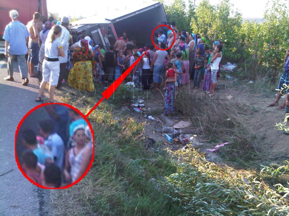 Jaf la drumul mare in Cotofenii din Fata. Zeci de tigani au furat dintr-un TIR, de fata cu politia - Imaginea 2