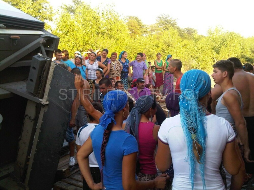 Jaf la drumul mare in Cotofenii din Fata. Zeci de tigani au furat dintr-un TIR, de fata cu politia - Imaginea 7