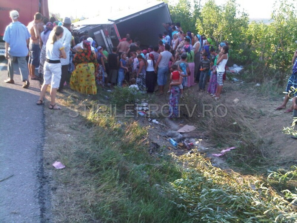 Jaf la drumul mare in Cotofenii din Fata. Zeci de tigani au furat dintr-un TIR, de fata cu politia - Imaginea 8