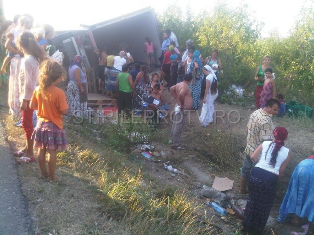 Jaf la drumul mare in Cotofenii din Fata. Zeci de tigani au furat dintr-un TIR, de fata cu politia - Imaginea 9