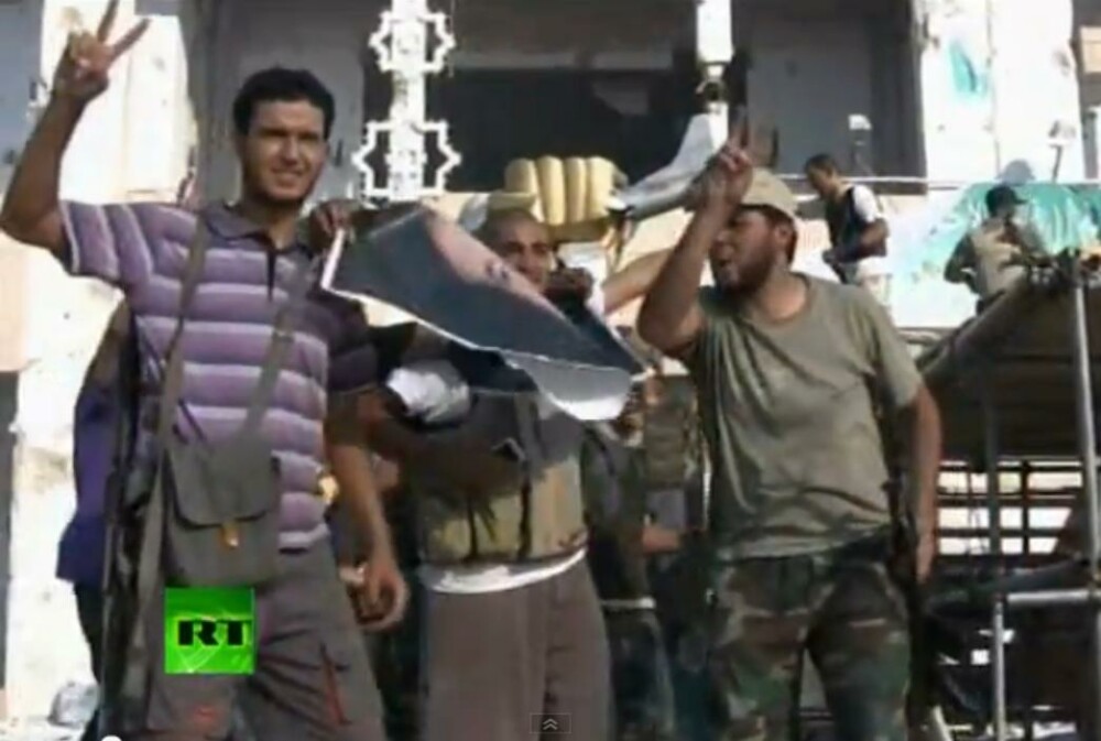 A cazut si ultima reduta la Tripoli. Rebelii au intrat in resedinta lui Ghaddafi. VIDEO - Imaginea 7