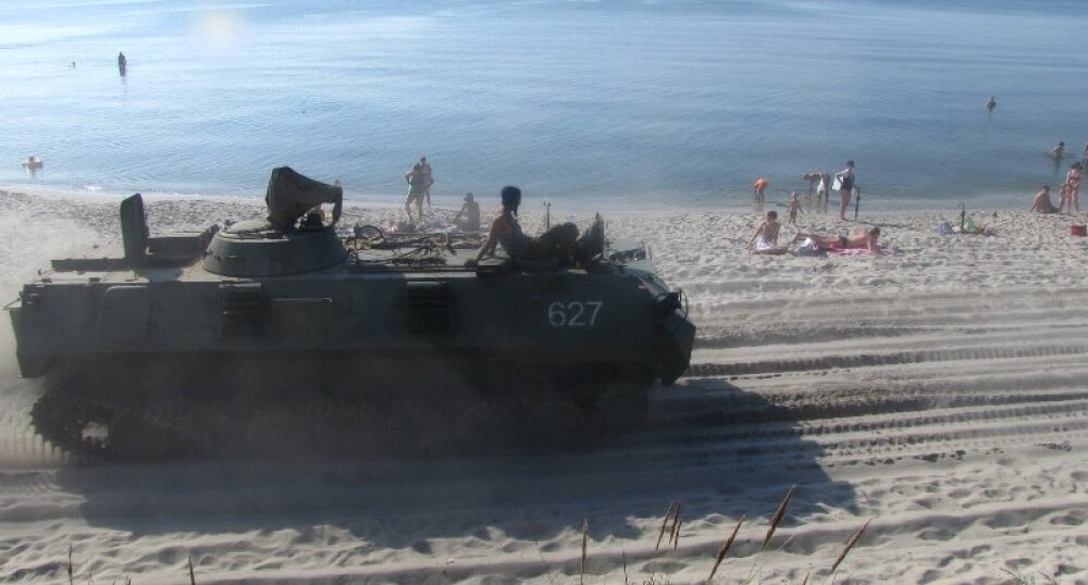 Ce inseamna distractie pe plaja pentru rusi. Aparitia la care nimeni nu se astepta. VIDEO - Imaginea 4