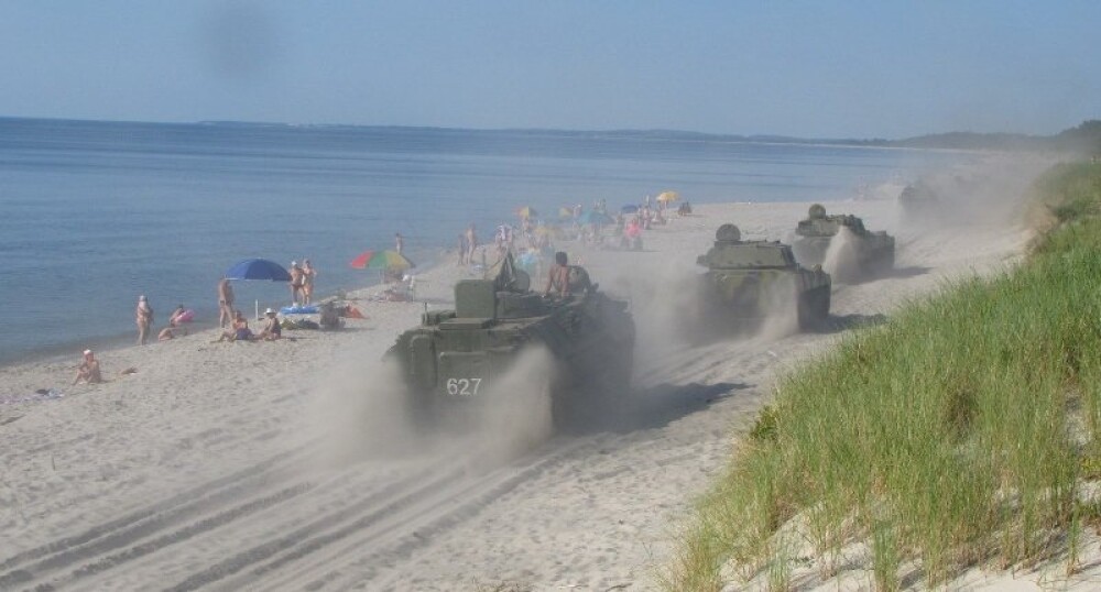 Ce inseamna distractie pe plaja pentru rusi. Aparitia la care nimeni nu se astepta. VIDEO - Imaginea 5