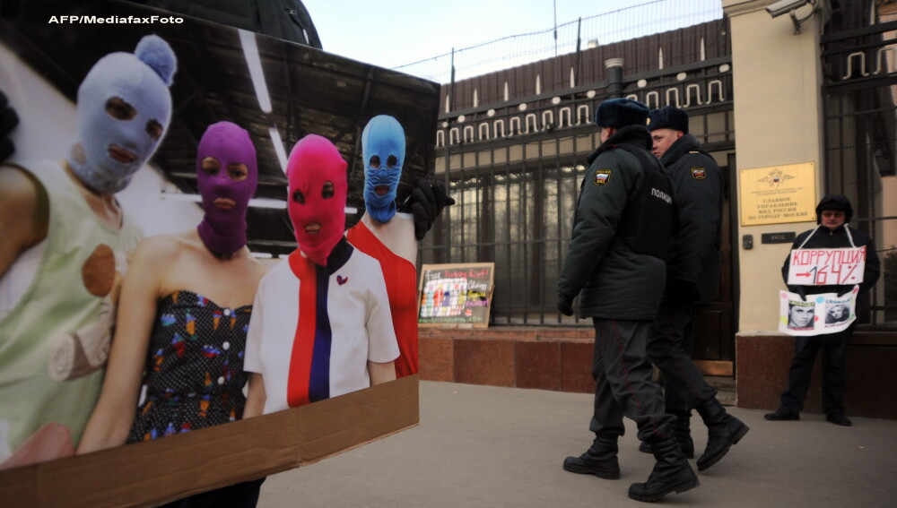Pussy Riot contra Putin. Procuratura moscovita a cerut 3 ani de inchisoare pentru cele 3 cantarete - Imaginea 2
