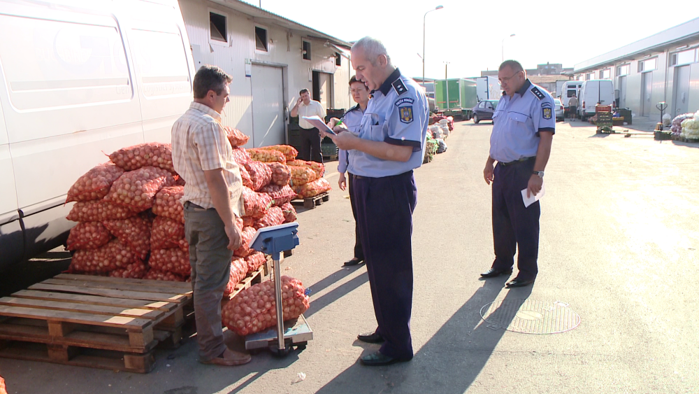 Control printre comerciantii din Timisoara. Peste sase tone de legume si fructe au fost confiscate - Imaginea 1