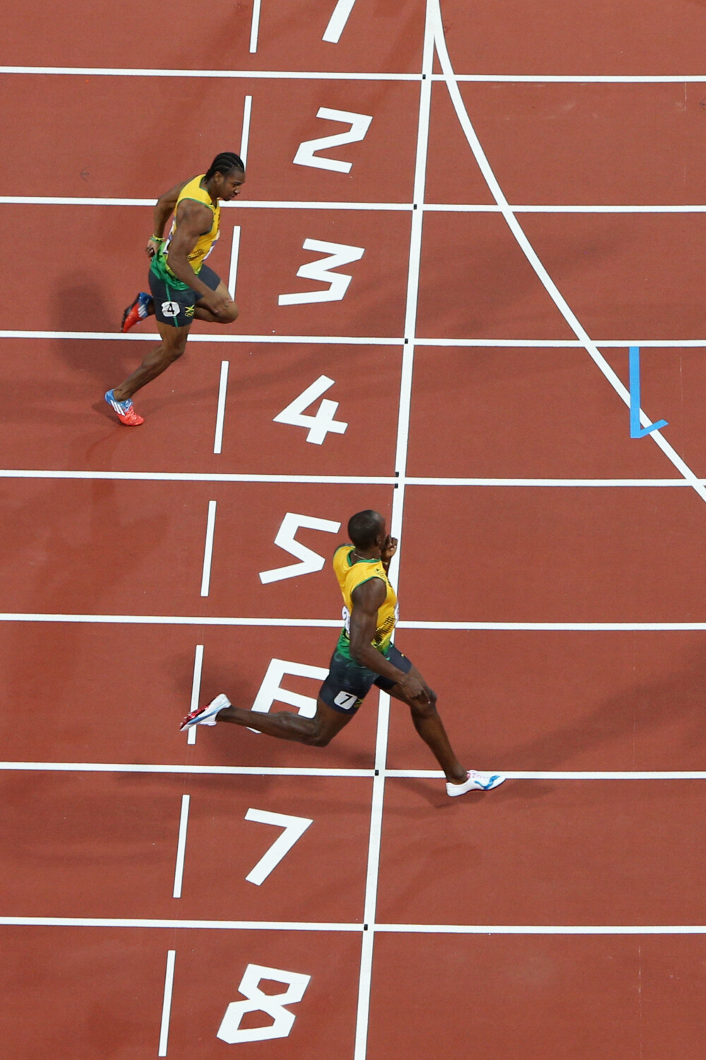 Cine e Usain Bolt, omul care si-ar putea face o statuie de aur din propriile medalii - Imaginea 1