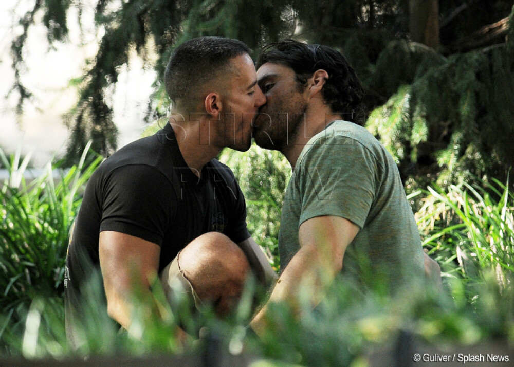 Iubitul unei vedete a fost surprins sarutand un barbat intr-un parc din New York. FOTO - Imaginea 2