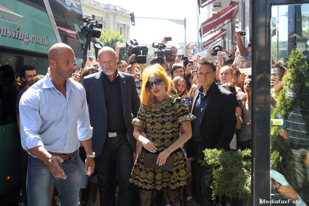 Incidentul de la Bucuresti nu a fost singurul.Bodyguardul lui Lady Gaga i-a rupt picioarele unui fan - Imaginea 4